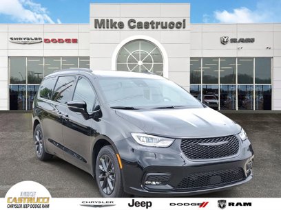 New 2025 Chrysler Pacifica Select