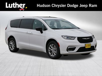 New 2025 Chrysler Pacifica Select