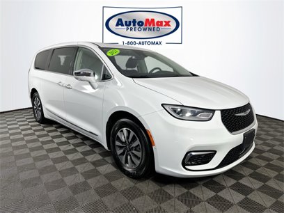 Used 2022 Chrysler Pacifica Limited w/ Uconnect Theater Family Group