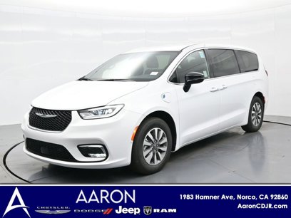 New 2025 Chrysler Pacifica Select
