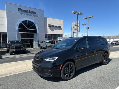 Used 2024 Chrysler Pacifica Limited w/ S Appearance Package