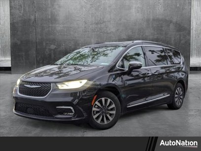 Used 2021 Chrysler Pacifica Limited w/ Uconnect Theater Family Group