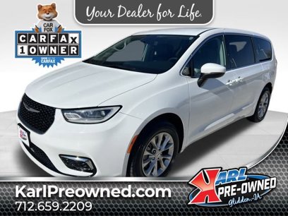 Used 2023 Chrysler Pacifica Touring-L w/ Uconnect Theater Family Group