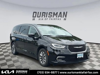 Used 2024 Chrysler Pacifica Select
