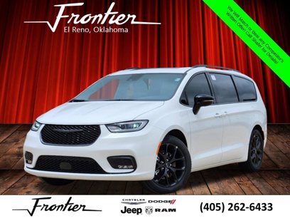 New 2024 Chrysler Pacifica Limited w/ Uconnect Theater Family Group