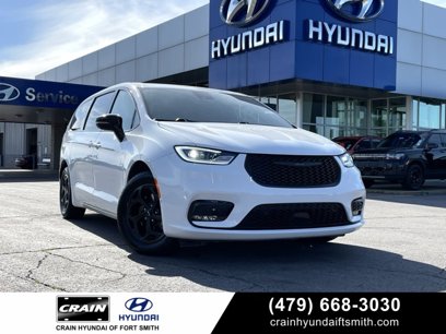 Used 2024 Chrysler Pacifica Select