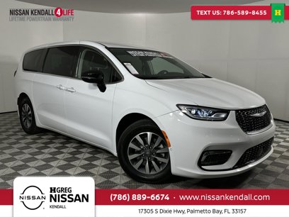 Used 2024 Chrysler Pacifica Select