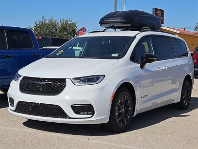 New 2025 Chrysler Pacifica Select