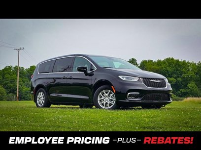 New 2025 Chrysler Pacifica Select