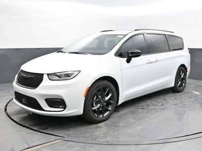 New 2025 Chrysler Pacifica Limited w/ Uconnect Theater Family Group