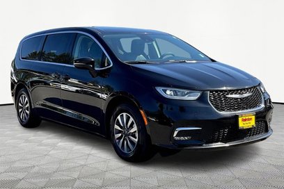 Used 2024 Chrysler Pacifica Select