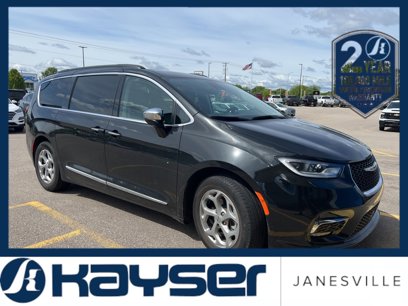 Used 2023 Chrysler Pacifica Limited w/ Uconnect Theater Family Group
