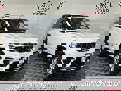 Used 2023 Jeep Grand Cherokee Laredo