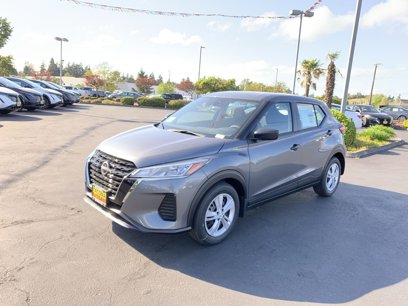 New 2025 Nissan Kicks Play S
