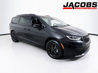 Used 2024 Chrysler Pacifica Premium