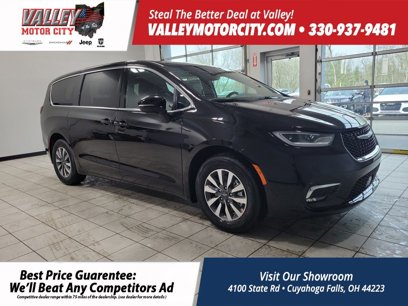 New 2025 Chrysler Pacifica Select