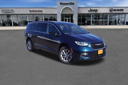New 2025 Chrysler Pacifica Select