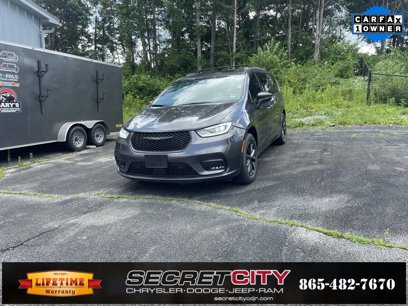 Used 2022 Chrysler Pacifica Touring-L w/ Uconnect Theater Family Group