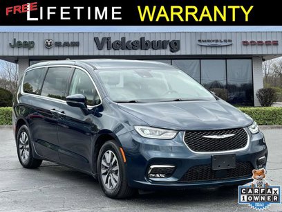 Used 2022 Chrysler Pacifica Touring-L w/ Uconnect Theater Family Group