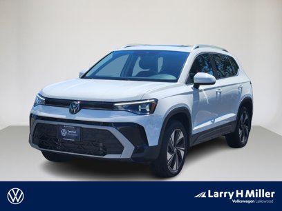 Used 2025 Volkswagen Taos SE w/ Panoramic Sunroof Package