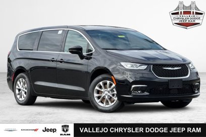 New 2025 Chrysler Pacifica Select w/ Uconnect Theater Family Group