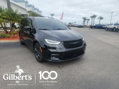 Used 2021 Chrysler Pacifica Touring w/ Uconnect Theater Family Group