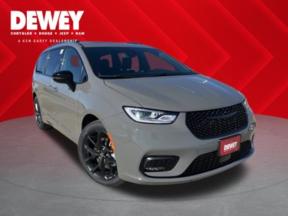 New 2025 Chrysler Pacifica Limited w/ Uconnect Theater Family Group