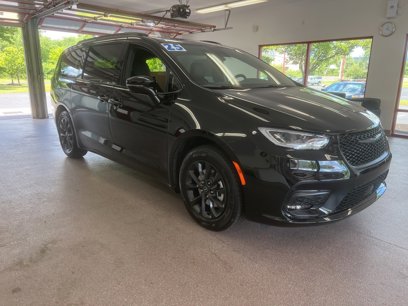 New 2025 Chrysler Pacifica Select