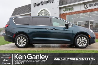 New 2025 Chrysler Pacifica Select w/ Uconnect Theater Family Group