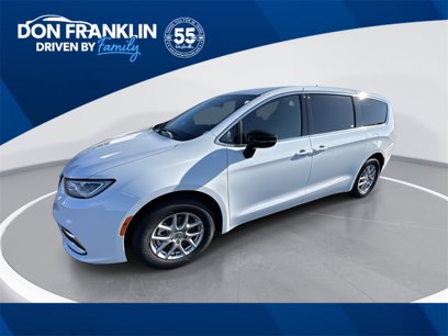 New 2025 Chrysler Pacifica Select