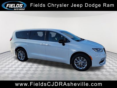 New 2025 Chrysler Pacifica Select