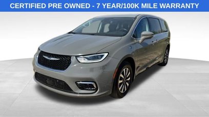 Used 2022 Chrysler Pacifica Touring-L w/ Uconnect Theater Family Group