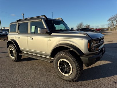 New 2024 Ford Bronco Outer Banks w/ Sasquatch Package