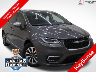 Used 2022 Chrysler Pacifica Limited w/ Uconnect Theater Family Group