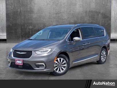 Used 2021 Chrysler Pacifica Limited w/ Uconnect Theater Family Group