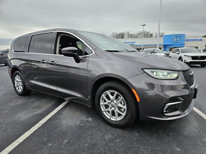 Used 2023 Chrysler Pacifica Touring-L