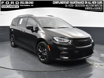 Used 2023 Chrysler Pacifica Limited w/ Uconnect Theater Family Group