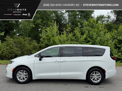New 2025 Chrysler Pacifica Select