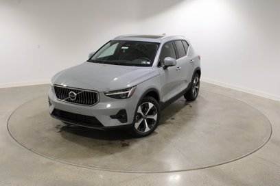 New 2025 Volvo XC40 B5 Plus w/ Climate Package