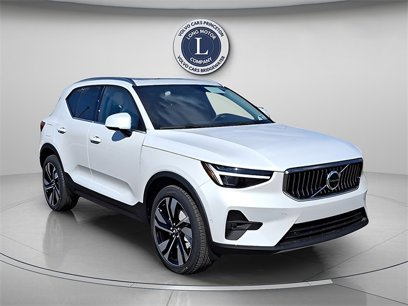 New 2025 Volvo XC40 B5 Plus w/ Climate Package