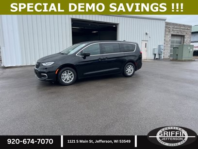 New 2025 Chrysler Pacifica Select
