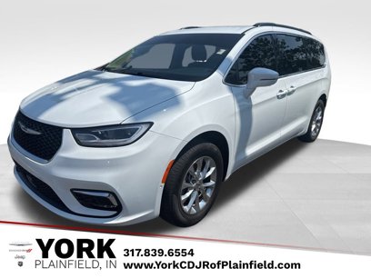 Used 2022 Chrysler Pacifica Touring-L w/ Uconnect Theater Family Group