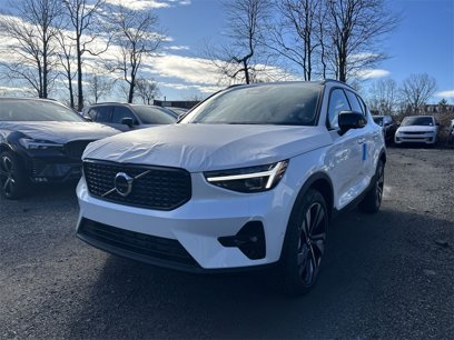 New 2025 Volvo XC40 B5 Plus w/ Climate Package
