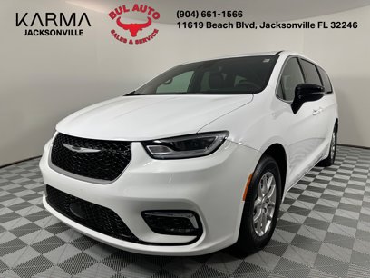 Used 2025 Chrysler Pacifica Select