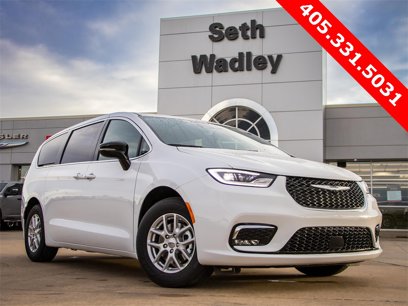 New 2025 Chrysler Pacifica Select