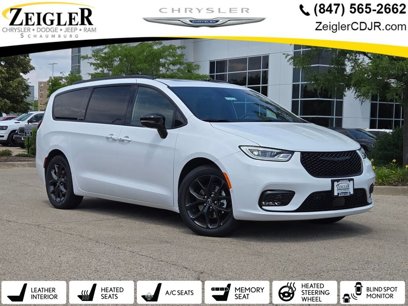 New 2025 Chrysler Pacifica Limited w/ Uconnect Theater Family Group