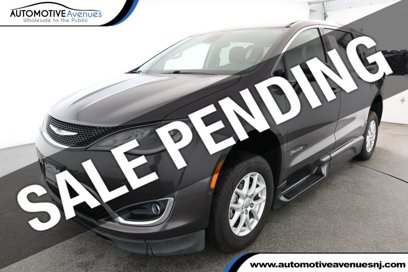 Used 2020 Chrysler Pacifica Touring w/ Advanced Safetytec Group