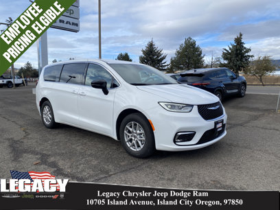 New 2025 Chrysler Pacifica Select