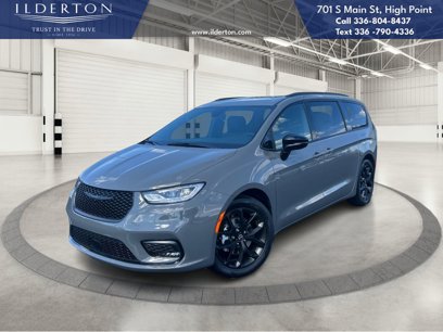 New 2025 Chrysler Pacifica Limited w/ Uconnect Theater Family Group