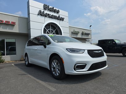 New 2025 Chrysler Pacifica Select